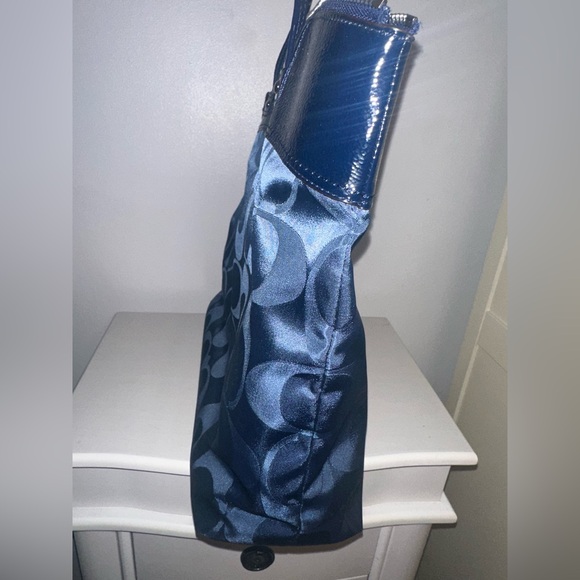 Coach Signature Laura Tote. - Picture 4 of 8